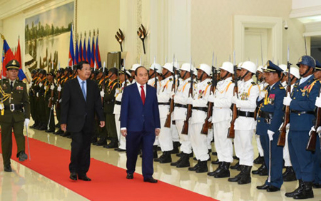 Thủ tướng Hun Sen mời Thủ tướng Nguyễn Xuân Phúc duyệt Đội danh dự Quân đội Hoàng gia Campuchia.